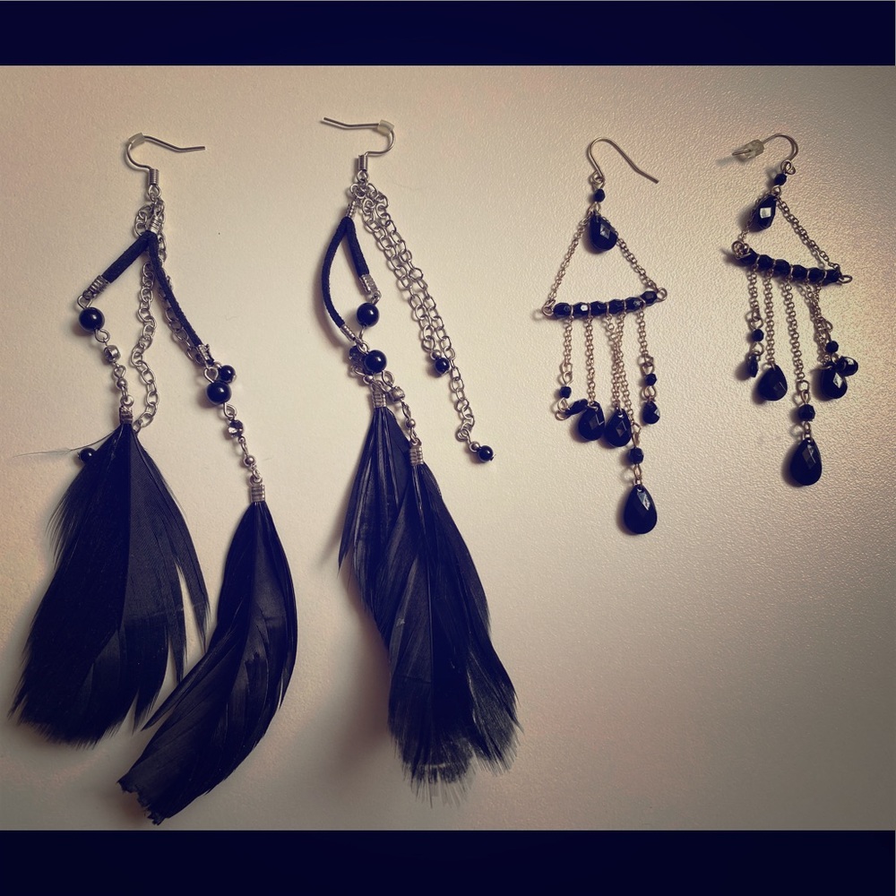 4 Pieces of costume jewelry. Earrings / Rings